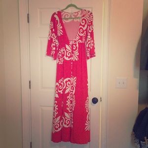 Maxi/deep V/ fun dress with a groovy pattern.